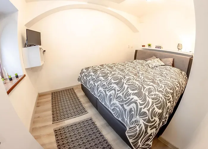 Pilsen Apartment *