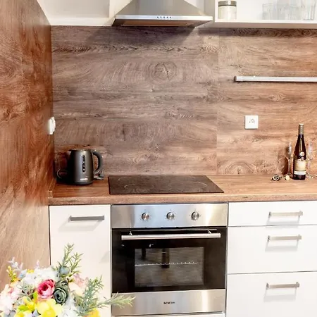 Pilsen Apartment *